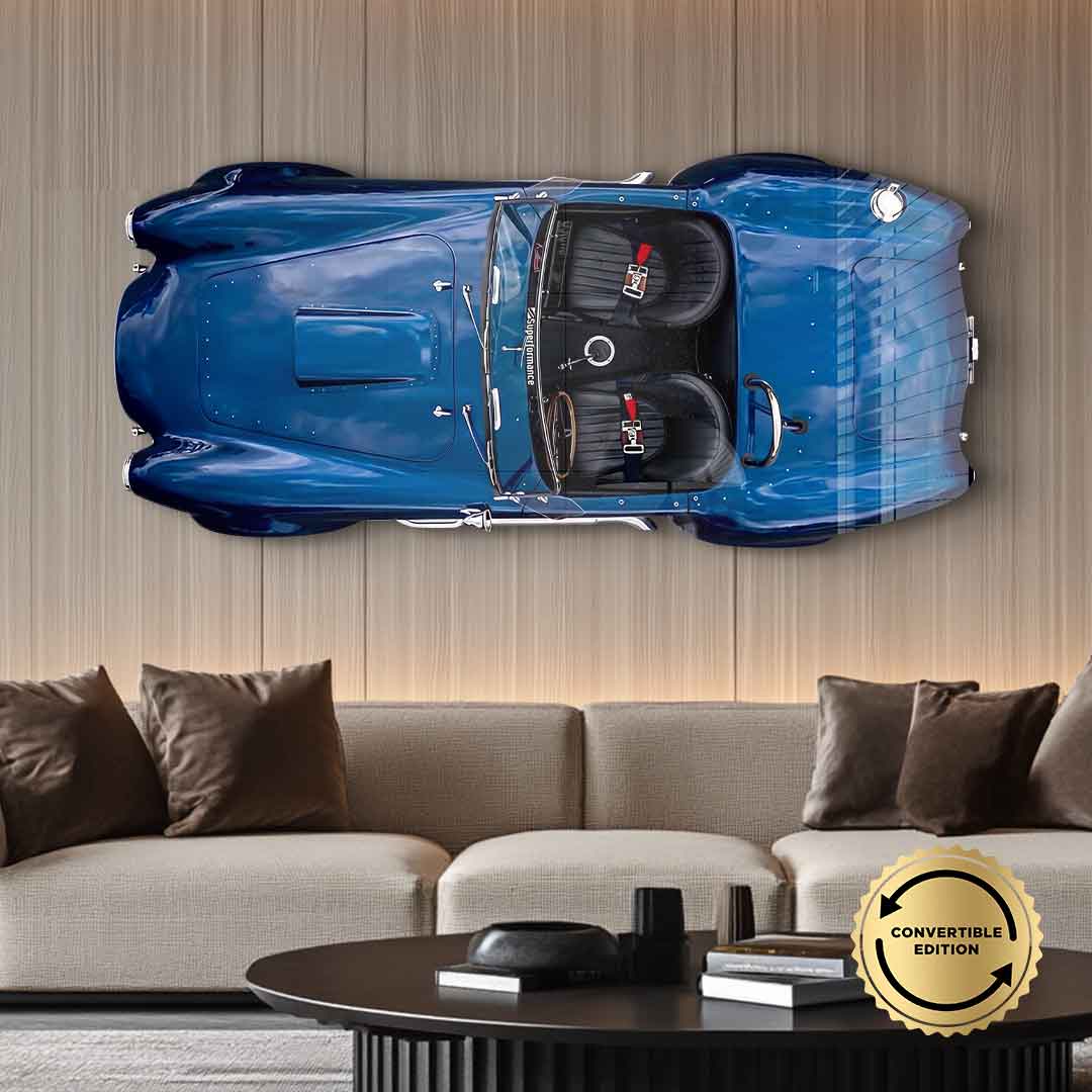 Wandskulptur 427 Roadster Full Blue quer über einem Sofa