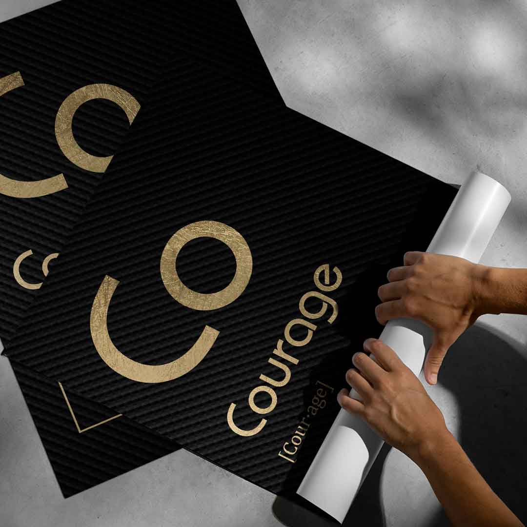 DOTCOMCANVAS® Courage (Co) Poster Version Schwarz – aufgerollt