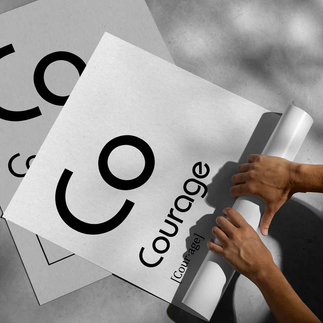 DOTCOMCANVAS® Courage (Co) Poster Version Weiß – aufgerollt