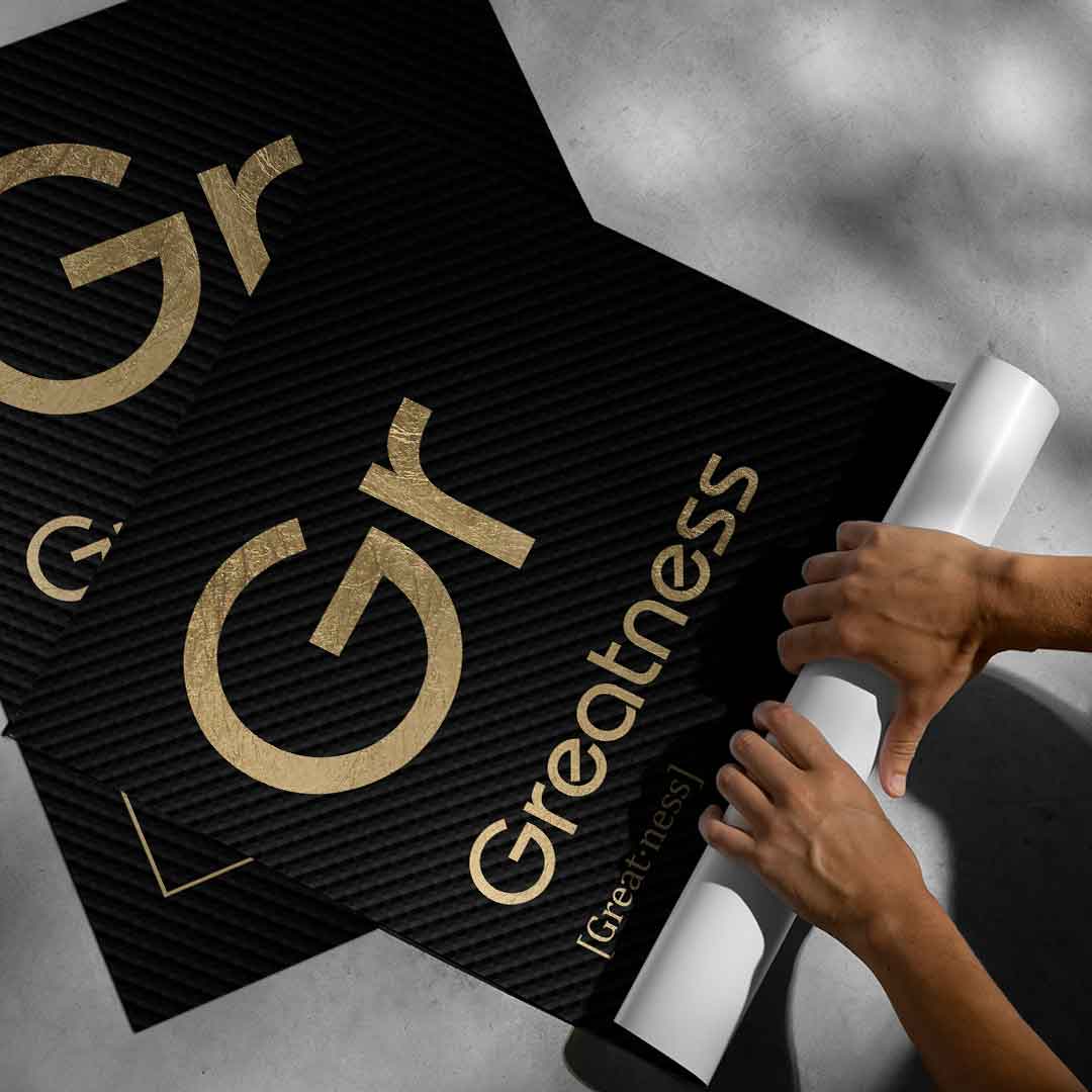 DOTCOMCANVAS® Greatness (Gr) Poster Version Schwarz – aufgerollt