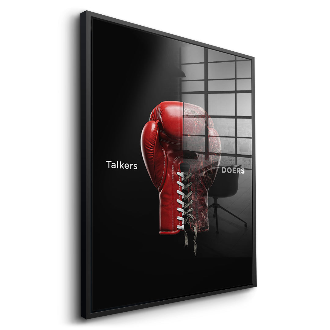 Seitenansicht des Acrylglasbilds Talkers Vs Doers Boxing im schwarzen Rahmen