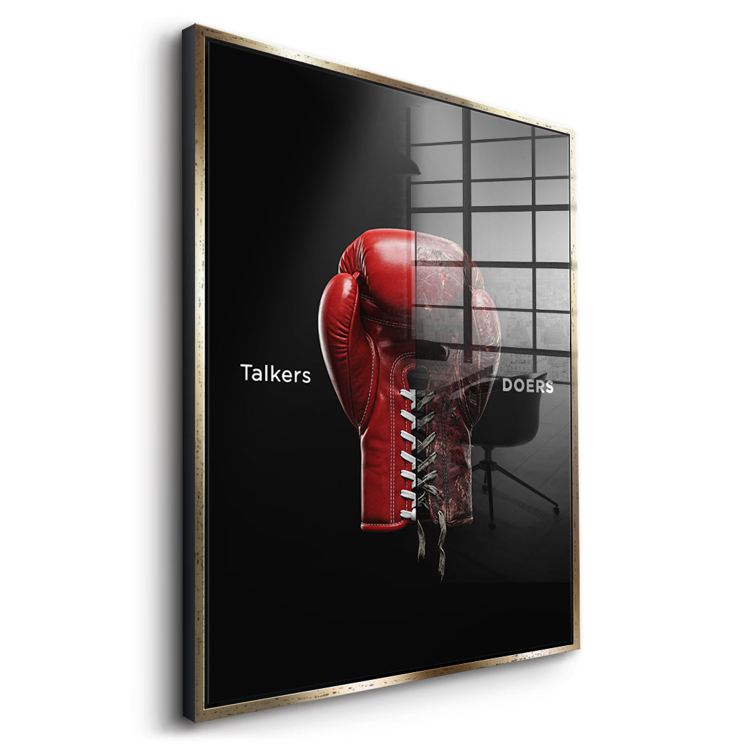 Seitenansicht des Acrylglasbilds Talkers Vs Doers Boxing im goldenen Rahmen