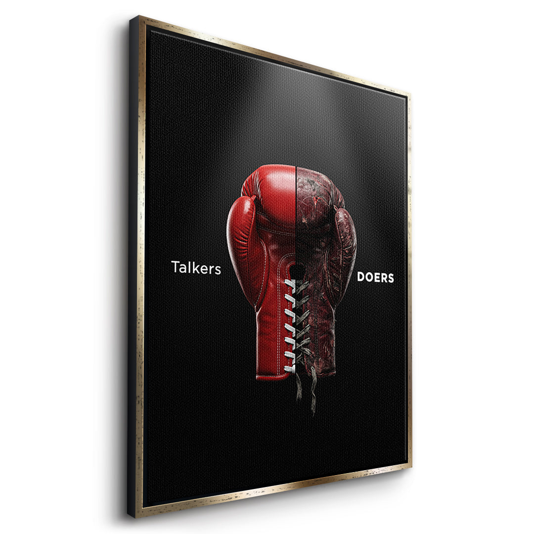 Seitenansicht des Leinwandbilds Talkers Vs Doers Boxing im goldenen Rahmen