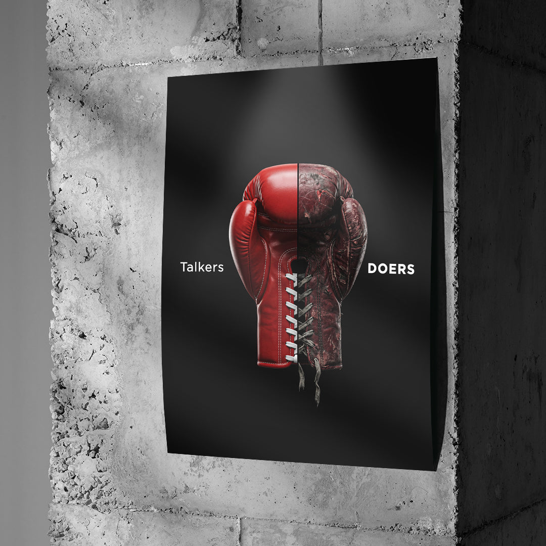 Poster Talkers Vs Doers Boxing an einer Betonwand