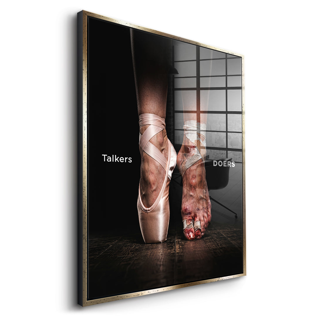 Seitenansicht des Acrylglasbilds Talkers Vs Doers Ballet im goldenen Rahmen