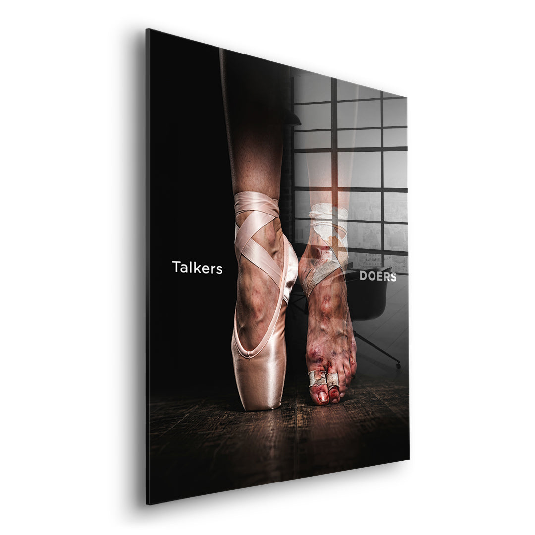 Seitenansicht des Acrylglasbilds Talkers Vs Doers Ballet ohne Rahmen