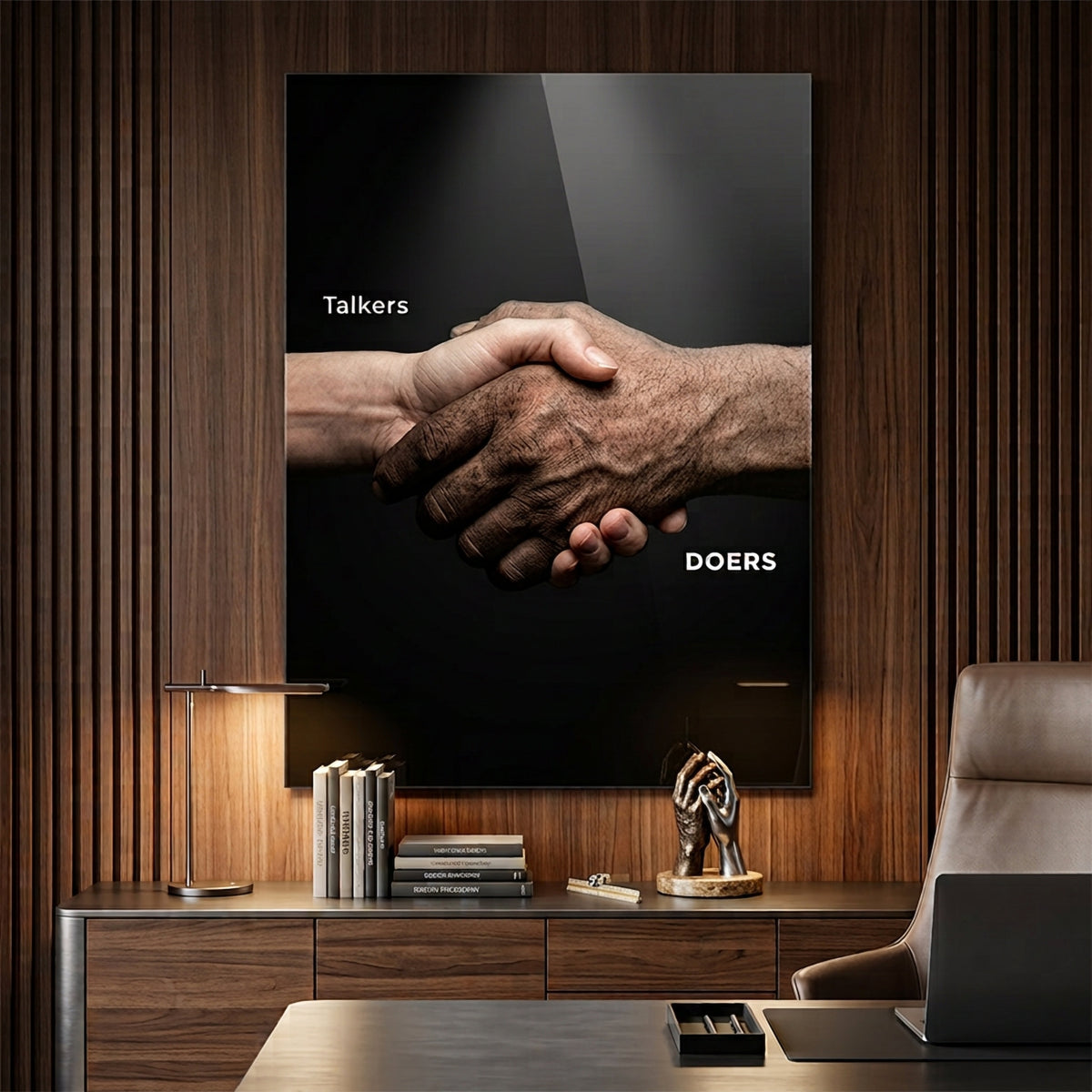 Acrylglasbild Talkers Vs Doers Handshake an der Wand eines modernen Wohnraums