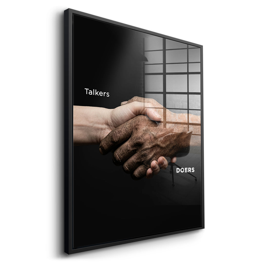 Seitenansicht des Acrylglasbilds Talkers Vs Doers Handshake im schwarzen Rahmen