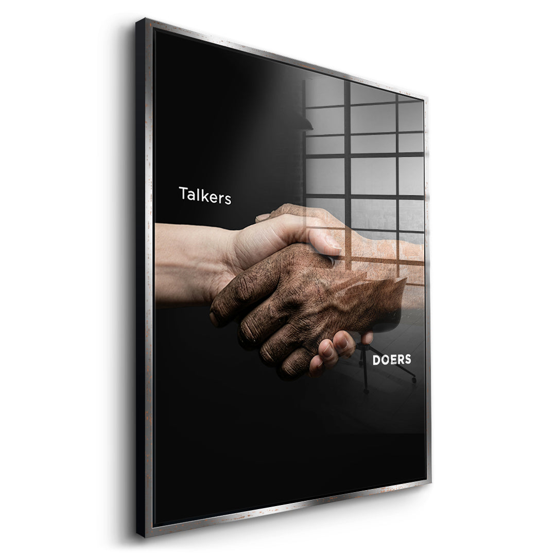 Seitenansicht des Acrylglasbilds Talkers Vs Doers Handshake im silbernen Rahmen