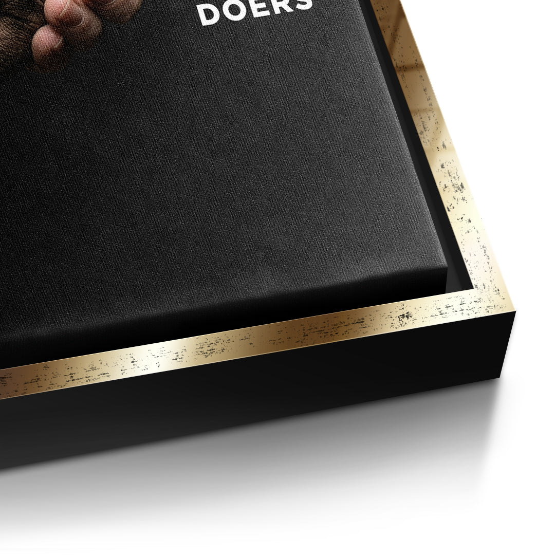 Detailaufnahme der Leinwandstruktur, Talkers Vs Doers Handshake im goldenen Rahmen