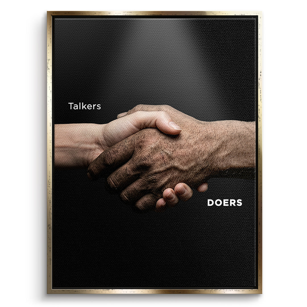 DOTCOMCANVAS Leinwandbild Talkers Vs Doers Handshake im goldenen Premium-Rahmen