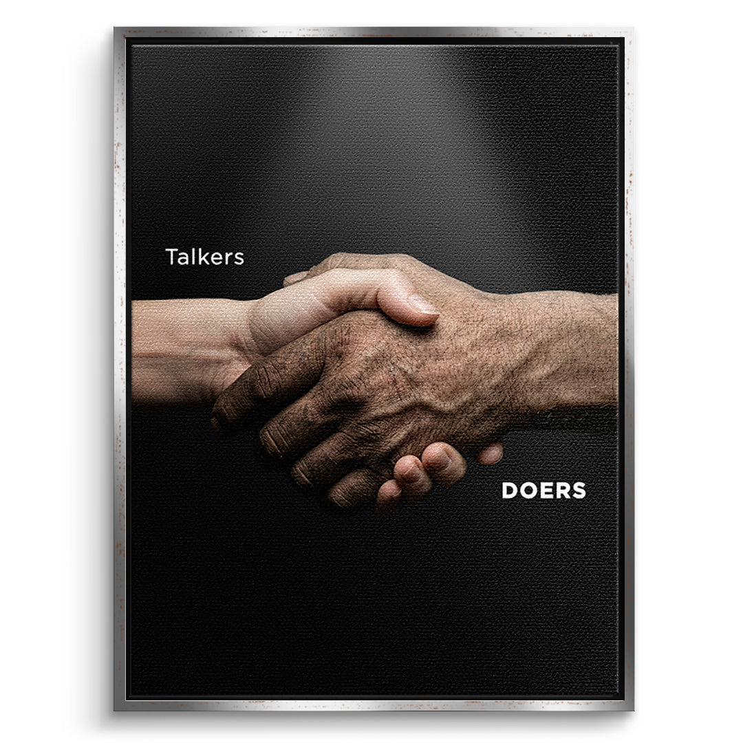 DOTCOMCANVAS Leinwandbild Talkers Vs Doers Handshake im silbernen Premium-Rahmen