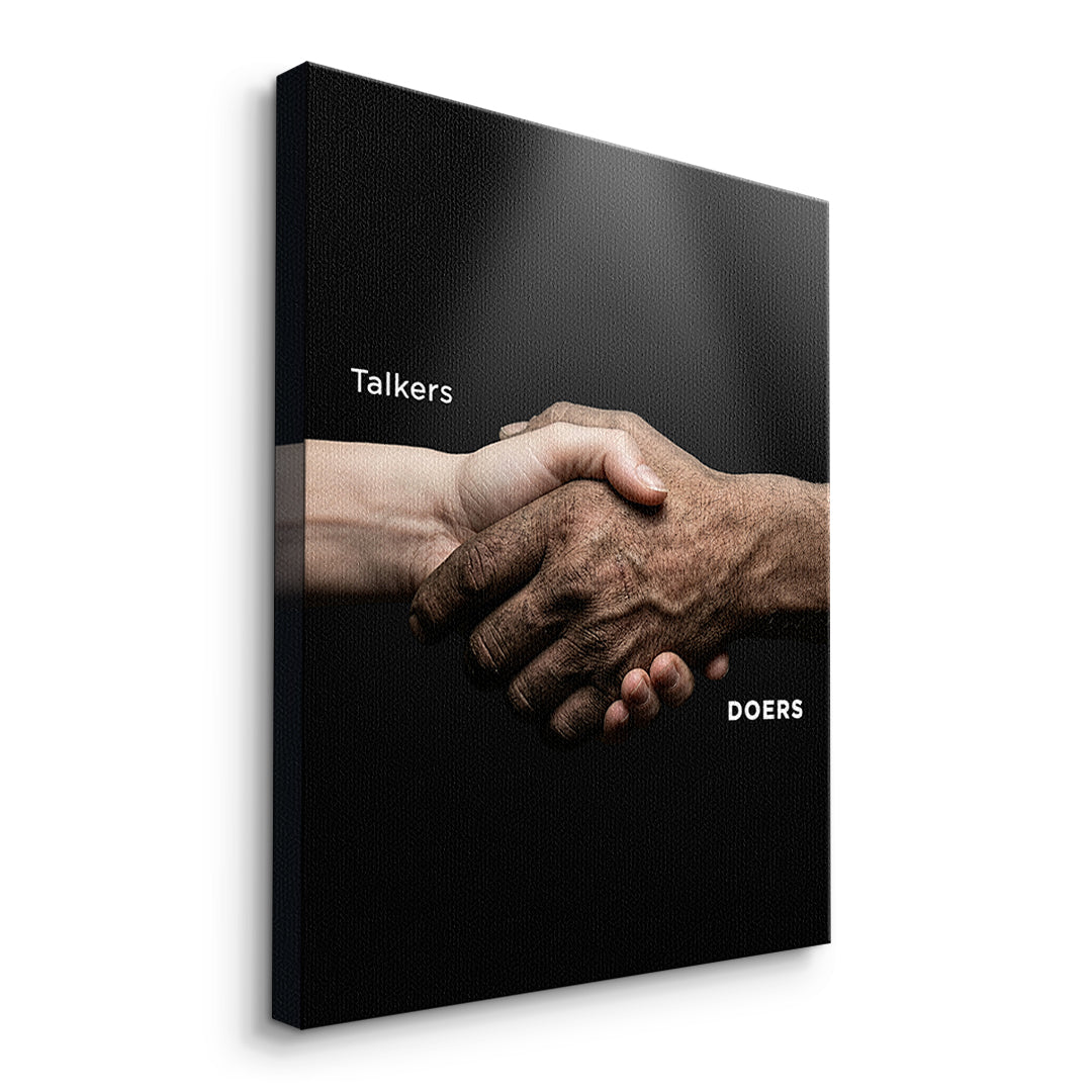 Seitenansicht des Leinwandbilds Talkers Vs Doers Handshake ohne Rahmen