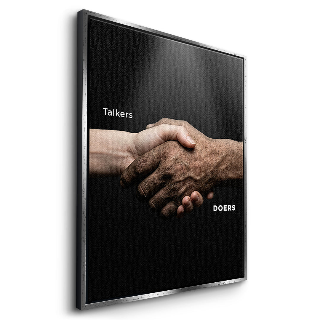 Seitenansicht des Leinwandbilds Talkers Vs Doers Handshake im silbernen Rahmen