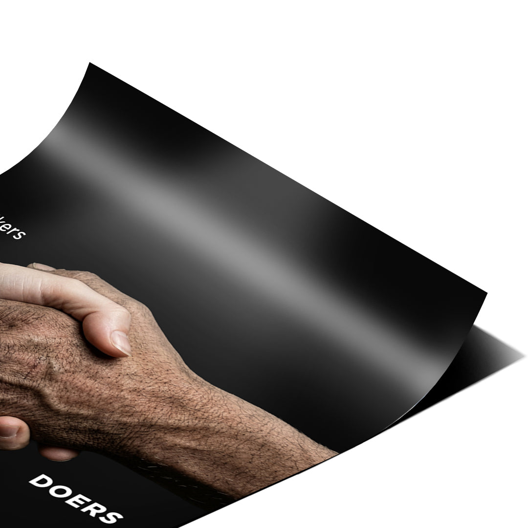 Eckdetail des Posters Talkers Vs Doers Handshake