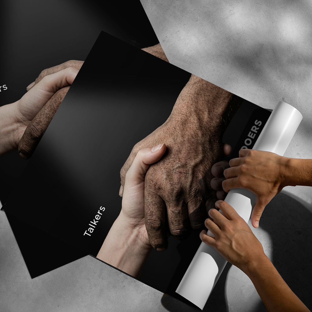 Aufgerolltes Poster Talkers Vs Doers Handshake
