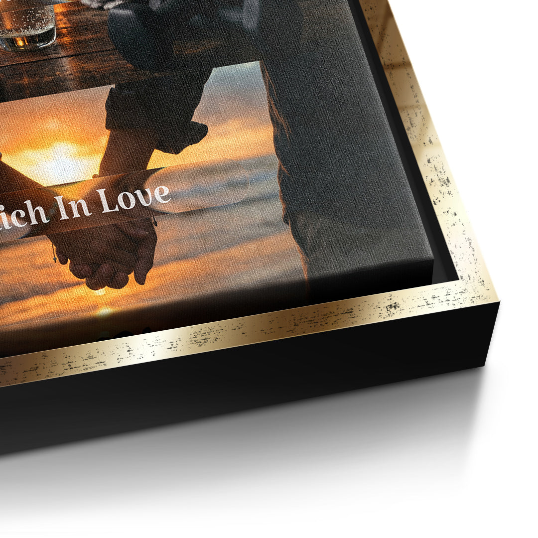 Detailaufnahme der Leinwandstruktur, Rich In Life im goldenen Rahmen