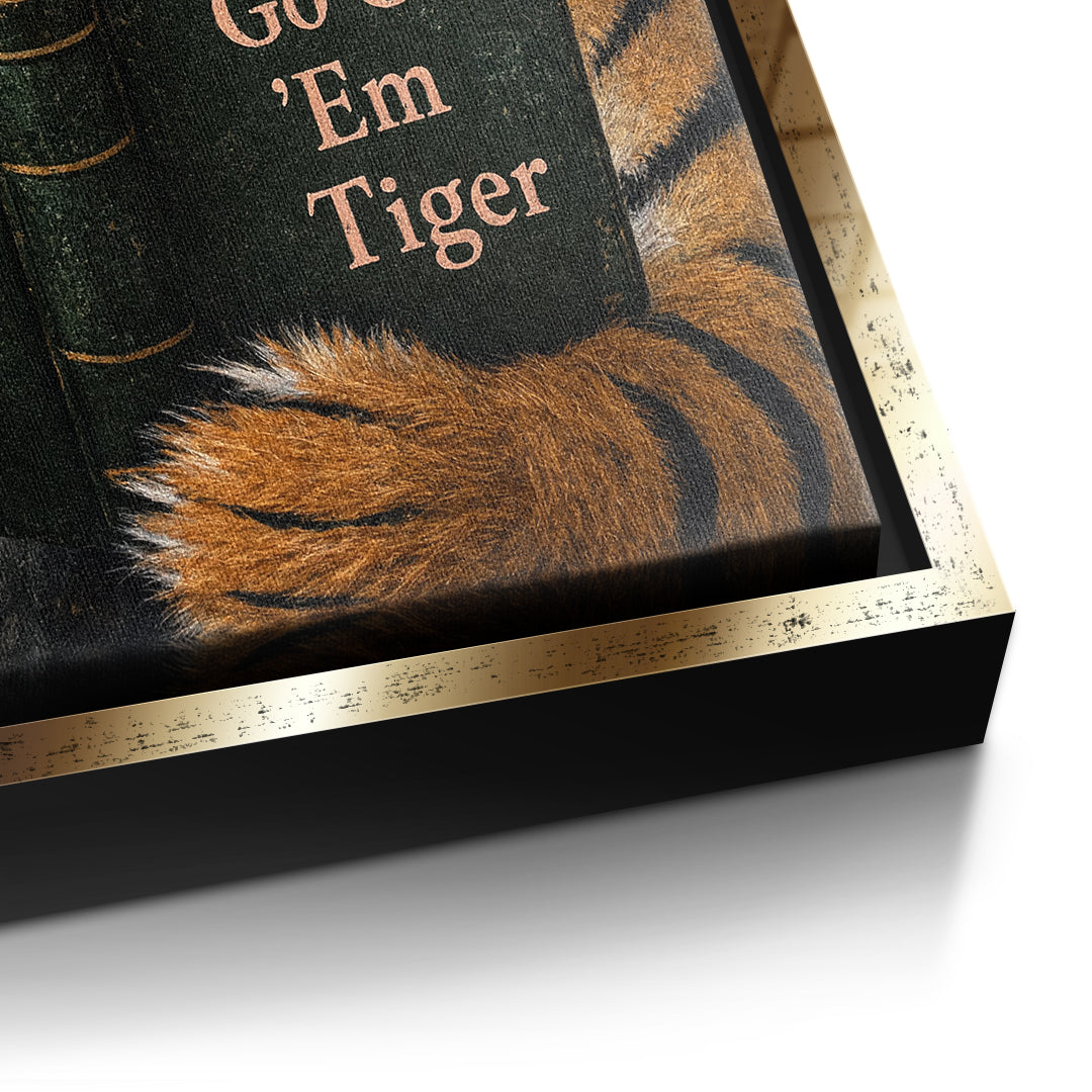 Detailaufnahme der Leinwandstruktur, Go Get 'Em Tiger im goldenen Rahmen