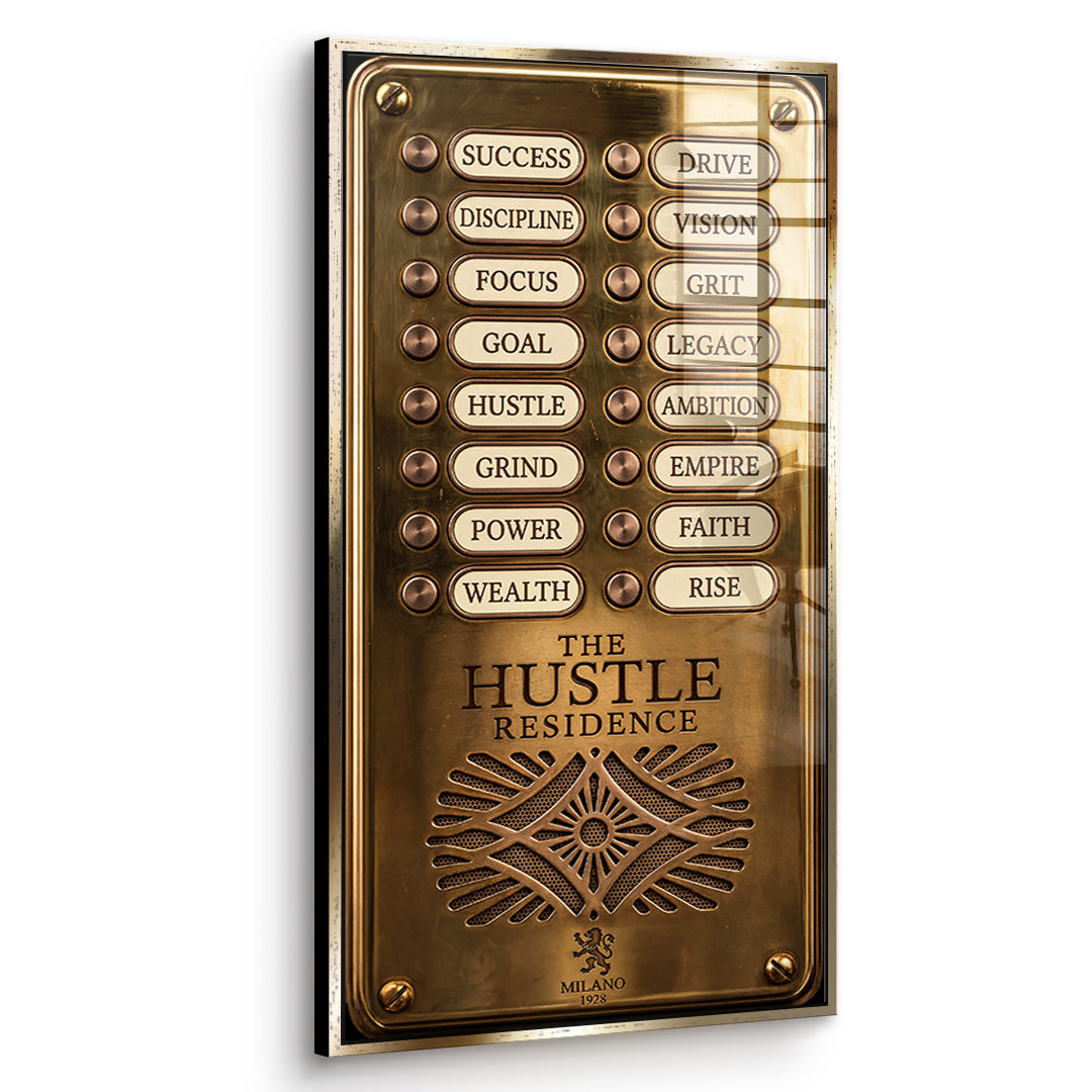 Seitenansicht des Acrylglasbilds Hustle Residence im goldenen Rahmen