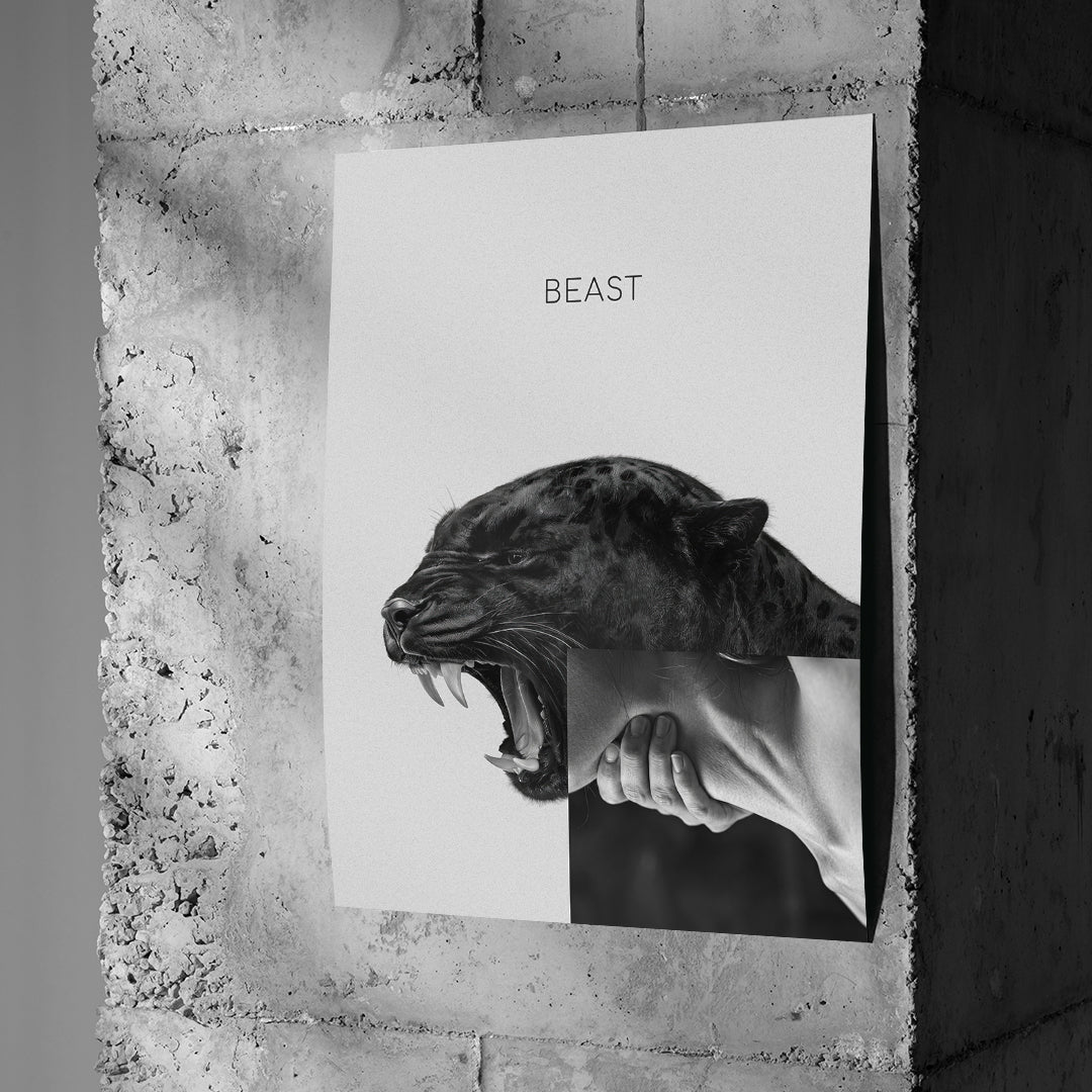 Poster Beast Grey an einer Betonwand
