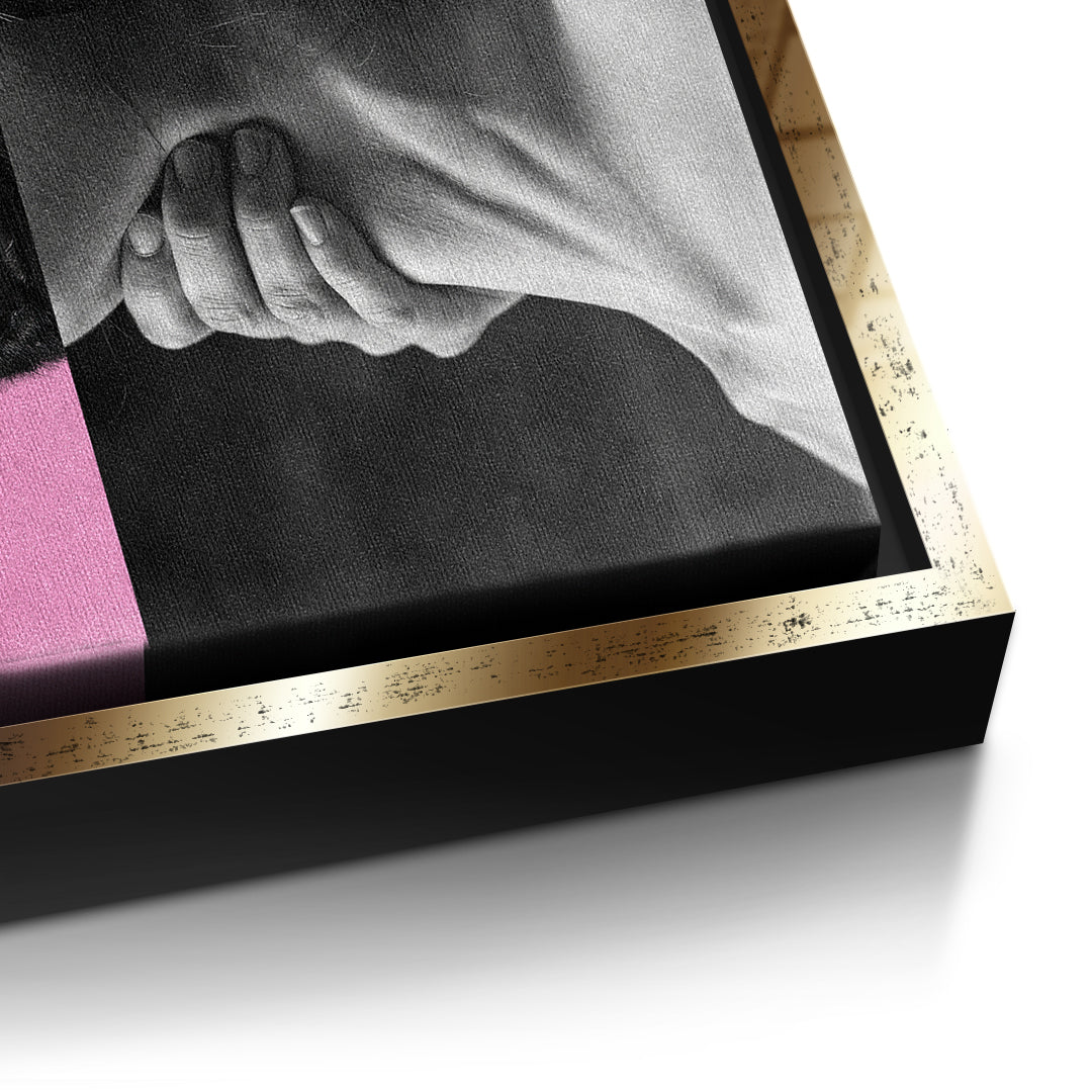 Detailaufnahme der Leinwandstruktur, Beast Pink im goldenen Rahmen