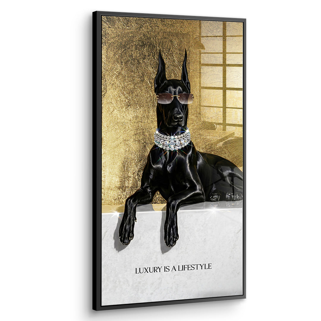 Seitenansicht des Acrylglasbilds Luxury Is A Lifestyle im schwarzen Rahmen