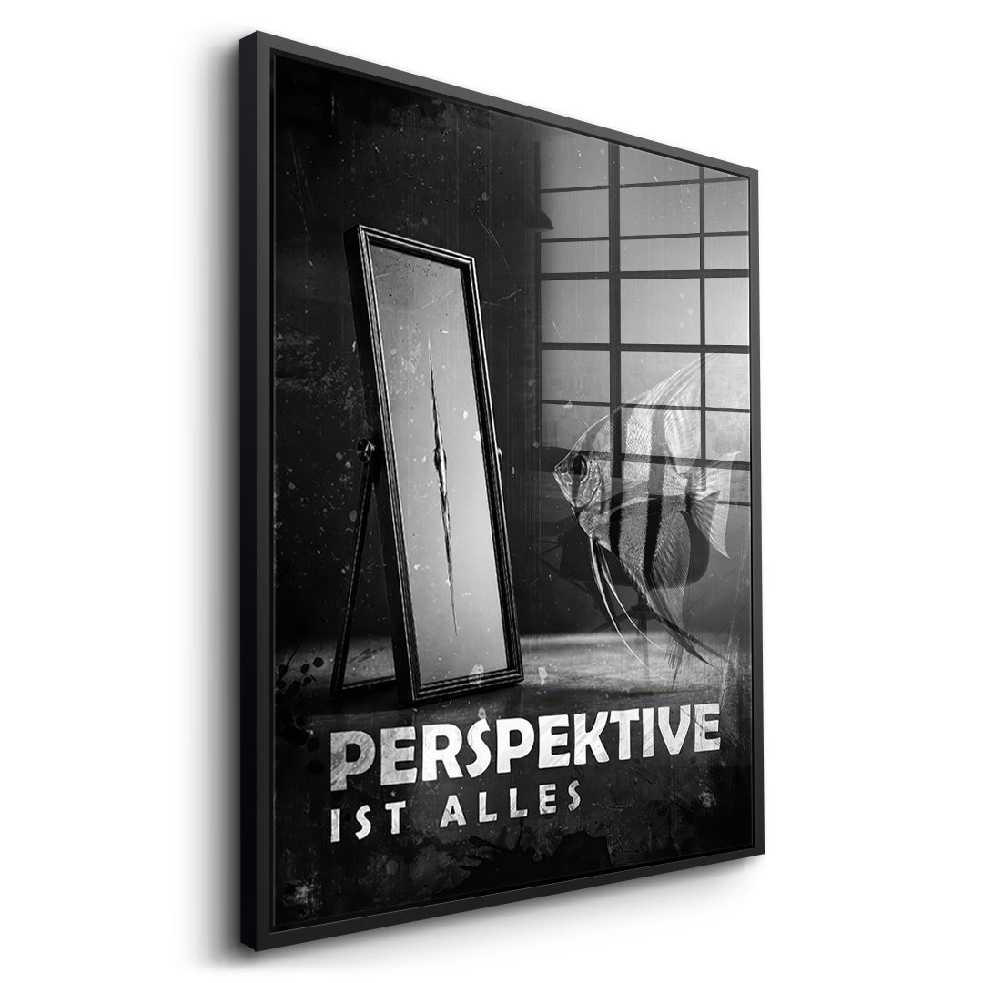 Seitenansicht des Acrylglasbilds Perspective Is Everything (Deutsch) im schwarzen Rahmen