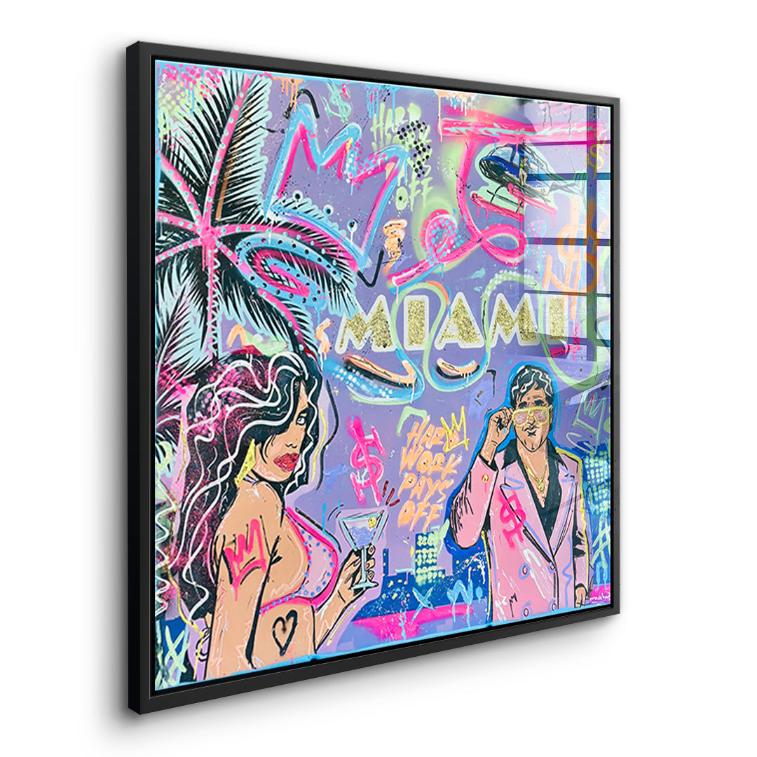 Seitenansicht des Acrylglasbilds Miami Money im schwarzen Rahmen