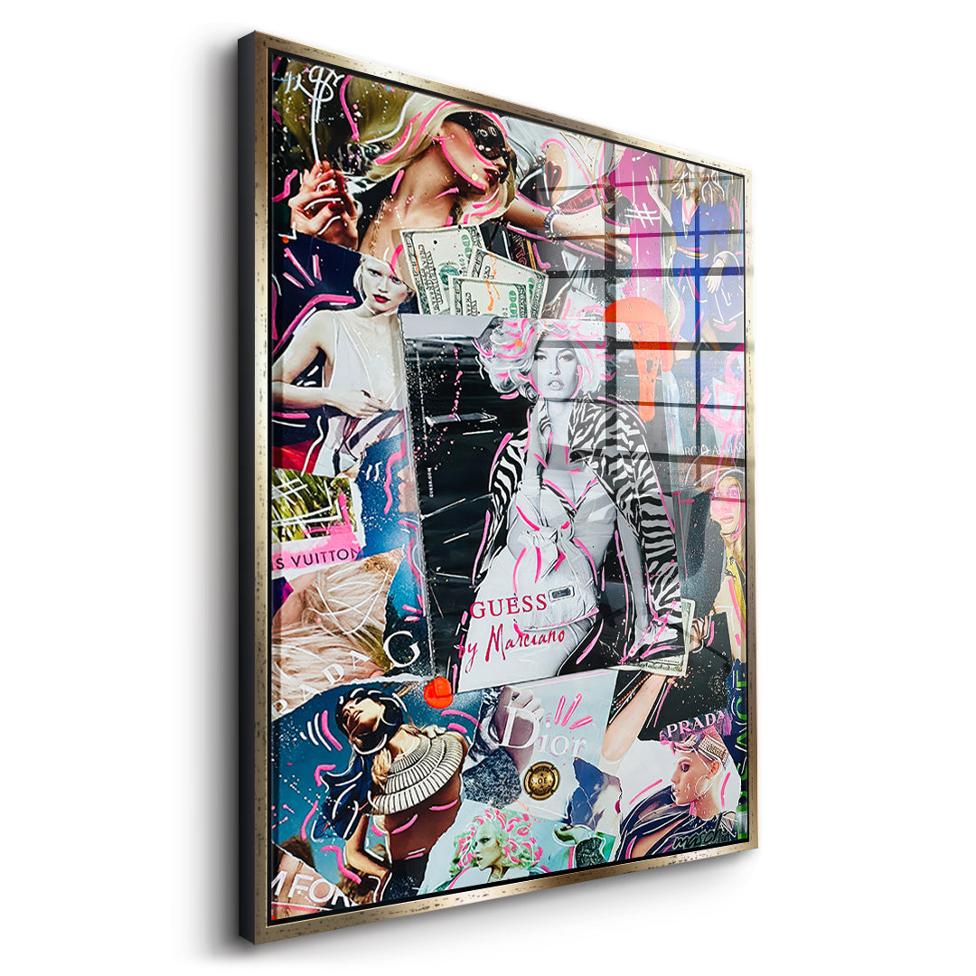 Seitenansicht des Acrylglasbilds Runway Riches im goldenen Rahmen