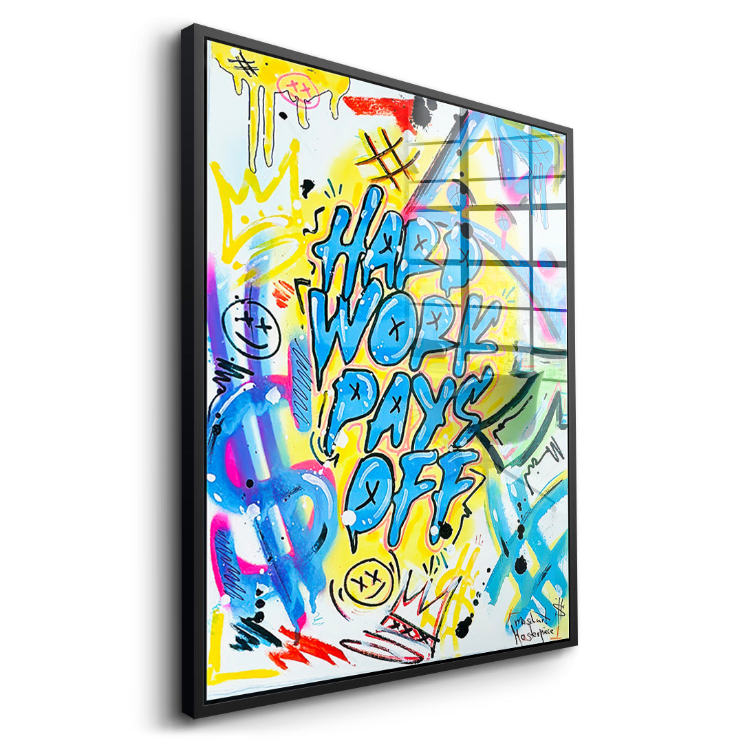 Seitenansicht des Acrylglasbilds Hard Work Pays Off Graffiti im schwarzen Rahmen