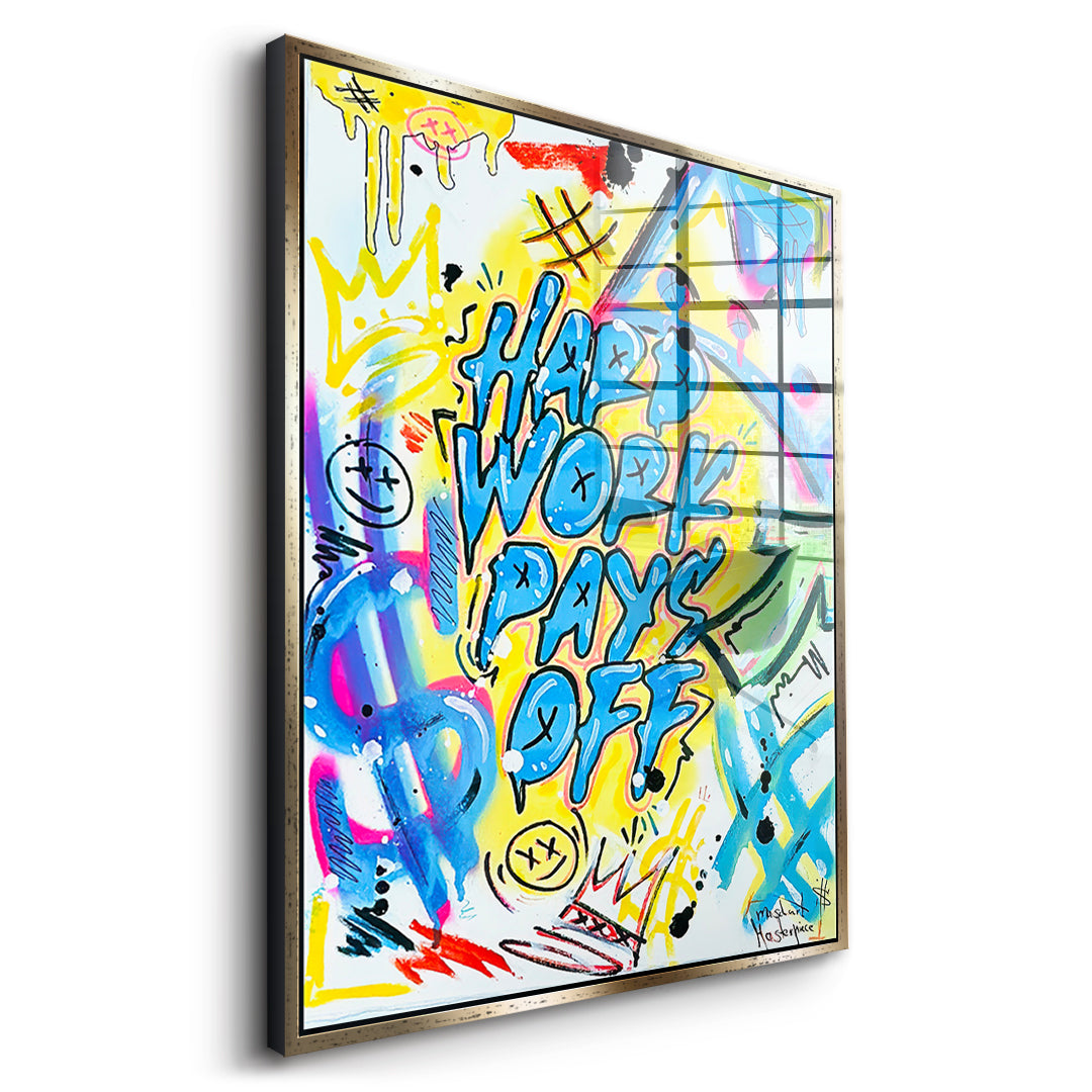 Seitenansicht des Acrylglasbilds Hard Work Pays Off Graffiti im goldenen Rahmen