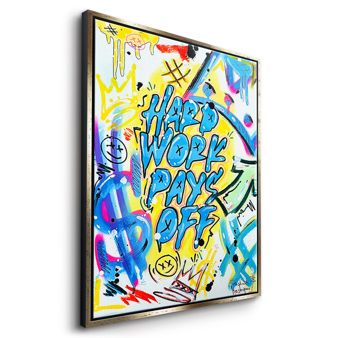 Seitenansicht des Leinwandbilds Hard Work Pays Off Graffiti im goldenen Rahmen