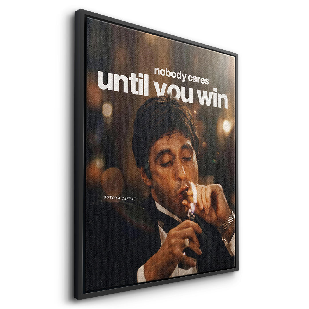 Seitenansicht des Leinwandbilds Nobody Cares Until You Win im schwarzen Rahmen