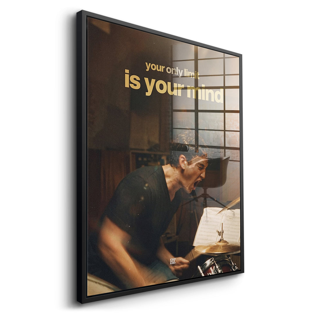 Seitenansicht des Acrylglasbilds Your Only Limit Is Your Mind Vintage im schwarzen Rahmen