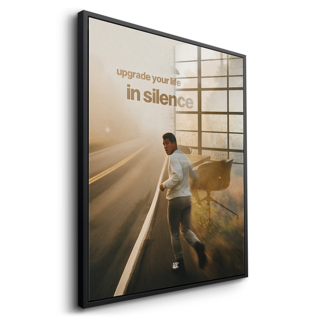 Seitenansicht des Acrylglasbilds Upgrade Your Life In Silence im schwarzen Rahmen