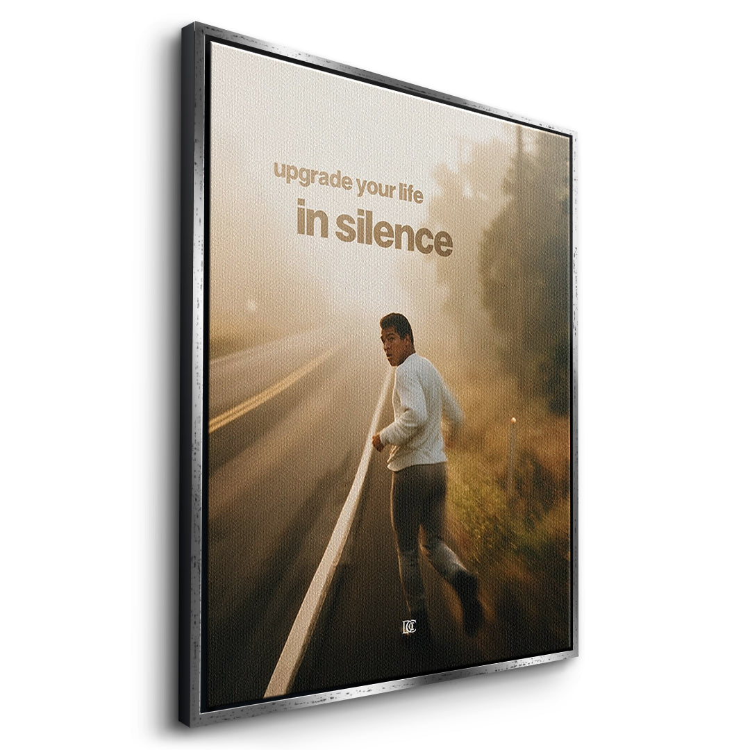 Seitenansicht des Leinwandbilds Upgrade Your Life In Silence im silbernen Rahmen