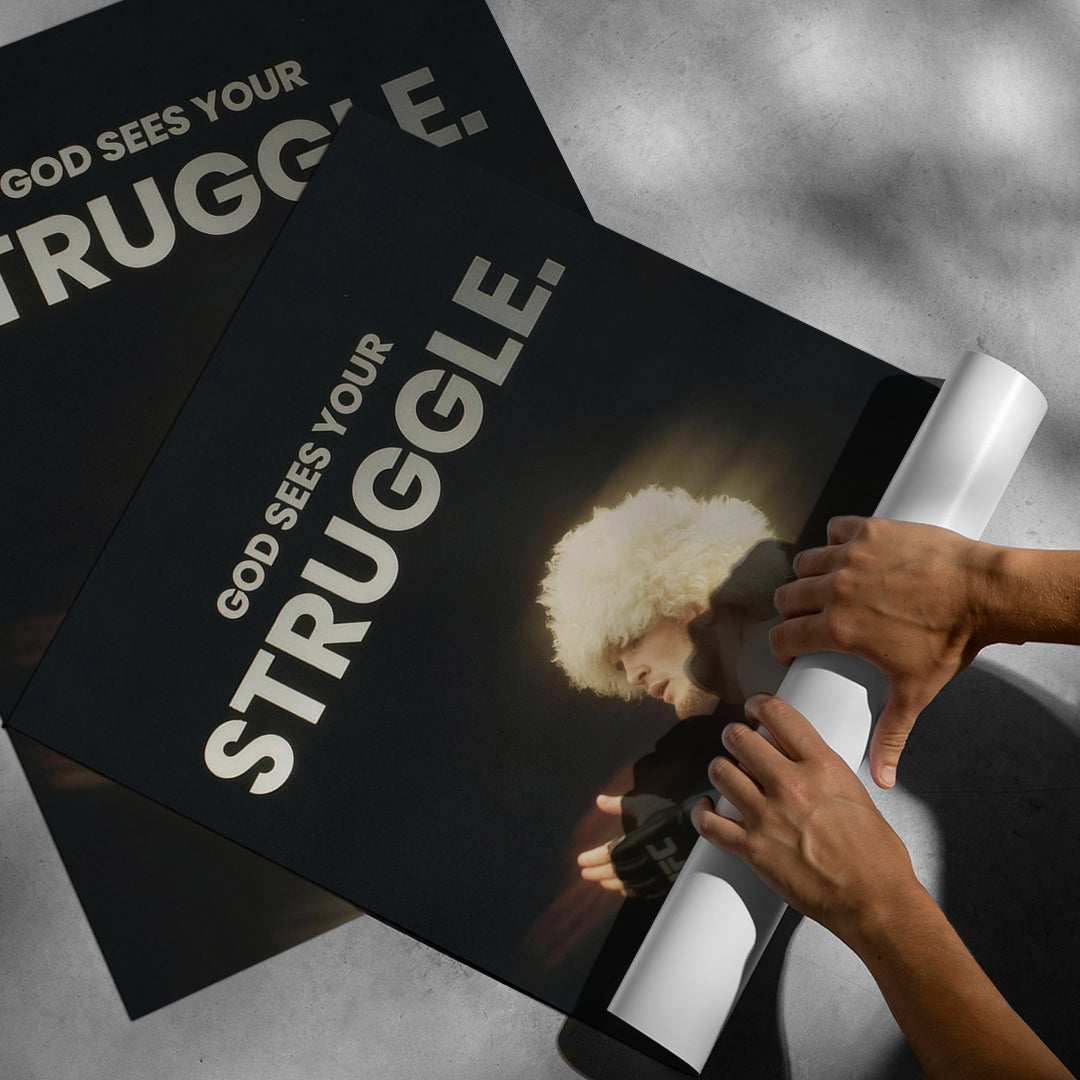 Aufgerolltes Poster God Sees Your Struggle