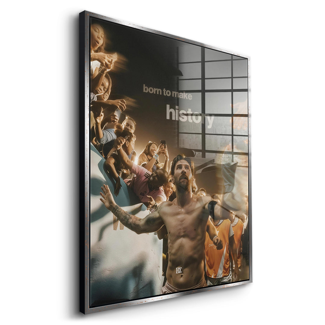 Seitenansicht des Acrylglasbilds Born To Make History im silbernen Rahmen