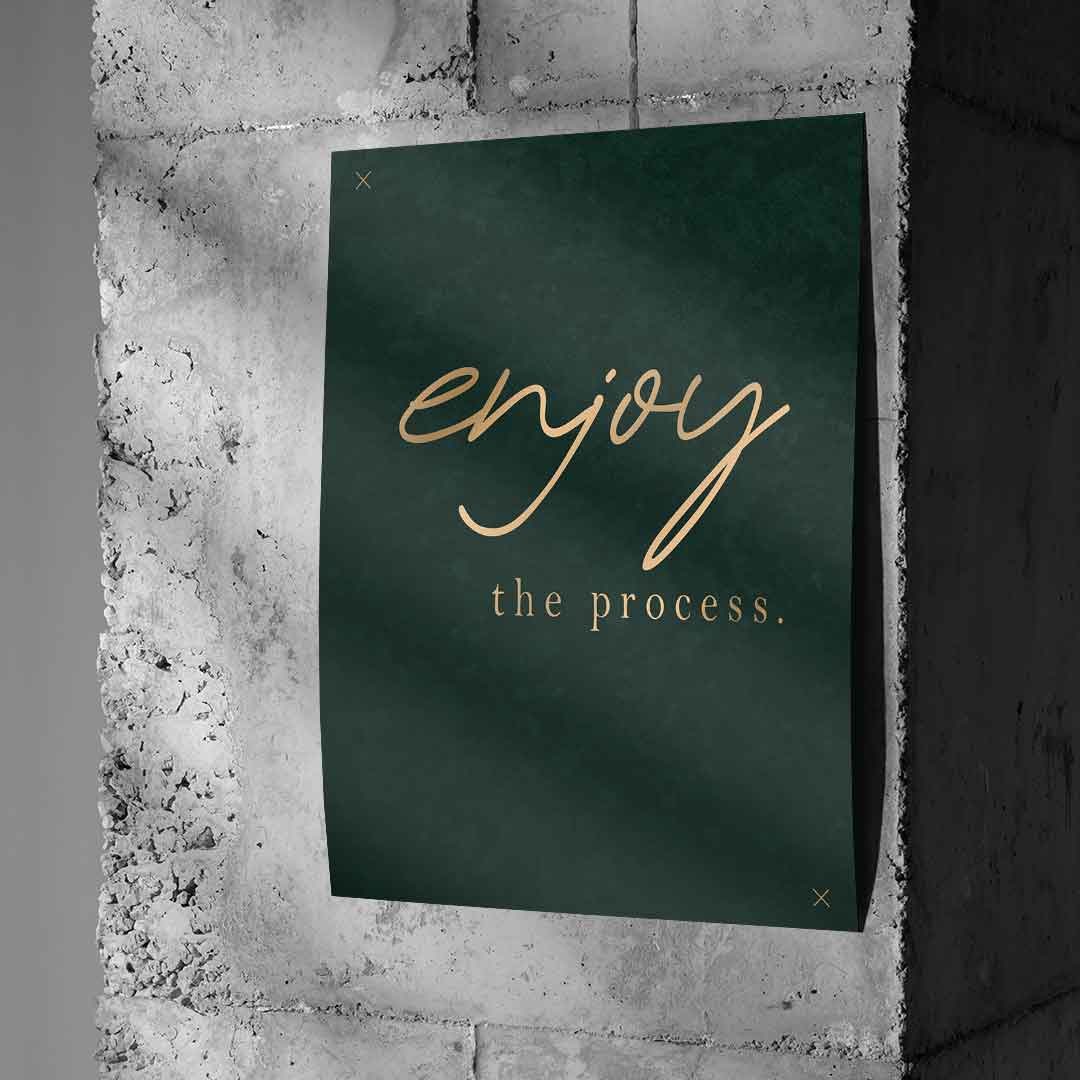 DOTCOMCANVAS® Enjoy Poster – an Betonwand