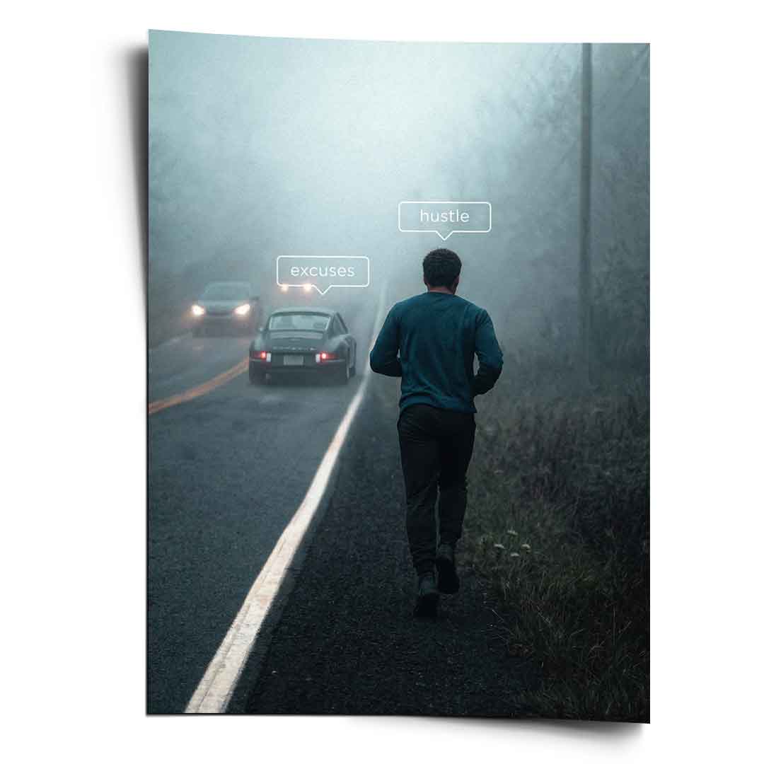 Poster Hustle & Excuses – Motivation Typografie mit Läufer auf nebliger Straße